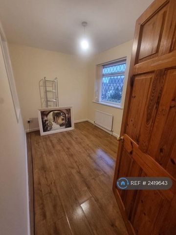 4 bedroom detached house to rent - Photo 4