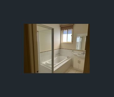 Great Location in the Heart of Beaconsfield - Photo 3