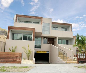 SPACIOUS, MODERN & BEACHSIDE - Photo 4