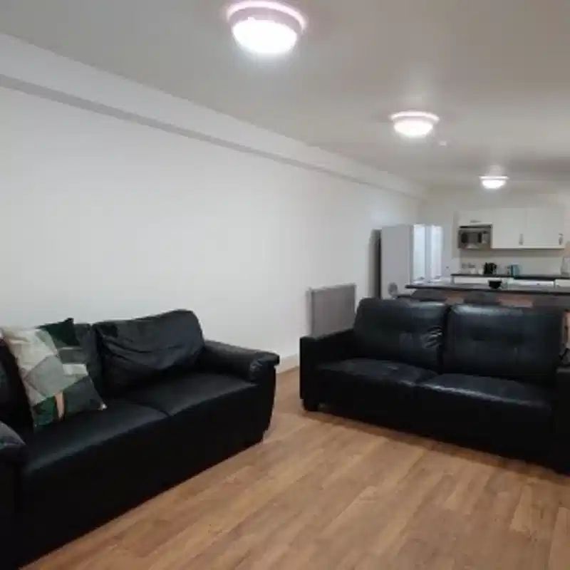 Standard 6 Bedroom Apartment - Photo 1