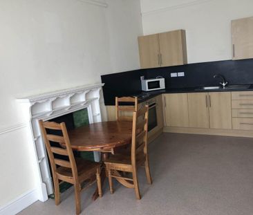 3 bedroom flat to rent - Photo 5