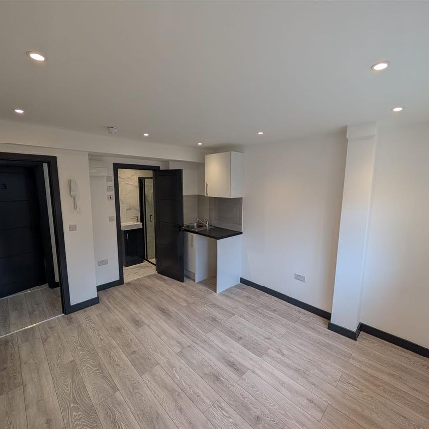 Court Mead, Northolt UB5, London - Photo 1