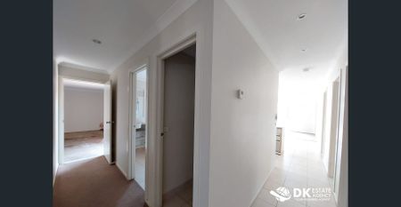 Spacious House with excellent Location in Tarneit - Photo 4