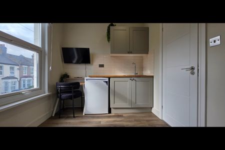 Studio Flat, Hawthorne Road, N18 - Photo 4