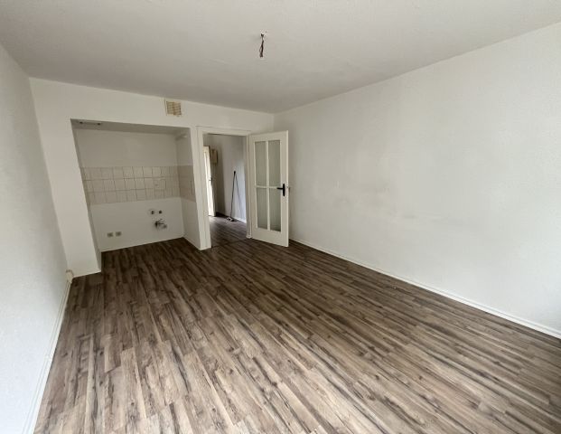 Helle Erdgeschosswohnung mit Dusche, Küche & Garderobenplatz - Foto 1