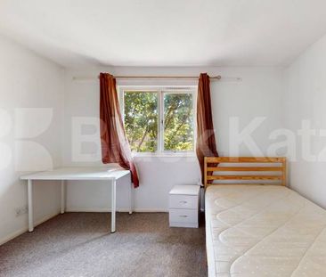 Generous four bed house, Includes heating & hot water - Photo 5