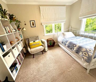 Tranquil Khandallah home - walk to train, village - Photo 6