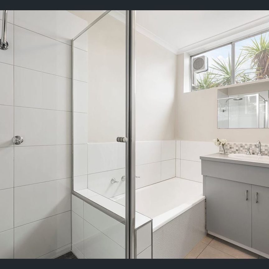 Spacious One-Bedroom Apartment in Prime Kew Location - Photo 1