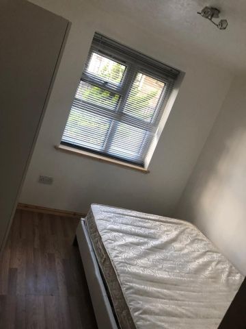 1 Bed Maisonette, Burnham Close, SE1 - Photo 2