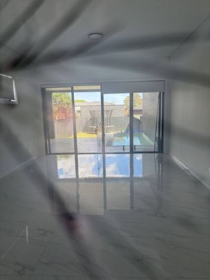 Huge near new porcelain tiled 6 bedroom mansion with pool - Photo 1