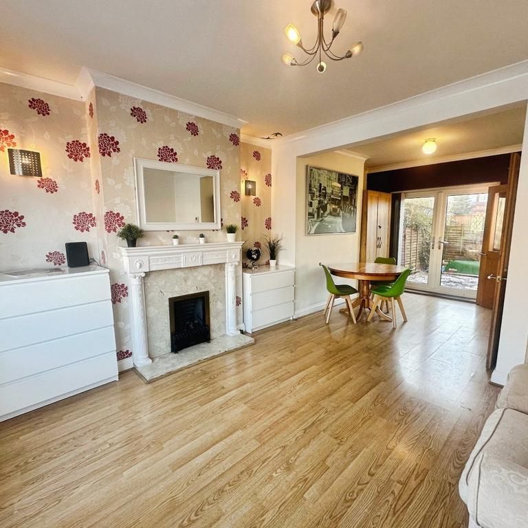 5 bedroom semi-detached house to rent - Photo 1