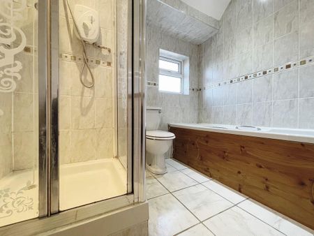 1 bedroom in a flat share to rent - Photo 5