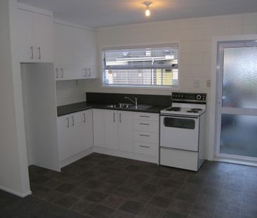 Tidy 2 bedroom unit - Photo 5