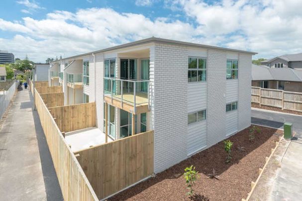 Spacious and sunny, executive, two bedroom apartments. - Photo 1