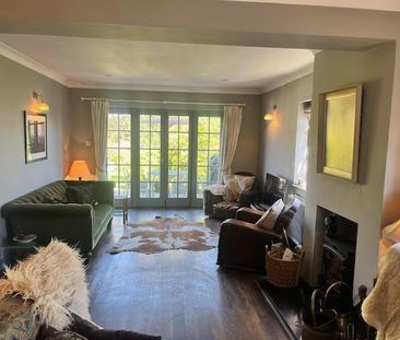 A charming, cosy double-room available in a delightful 1890's count... - Photo 2