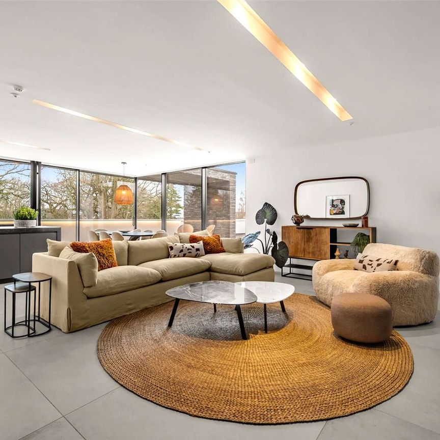 Exclusive architect-designed luxury duplex, penthouse apartment in a private, gated setting, with the benefit of lift access. - Photo 1