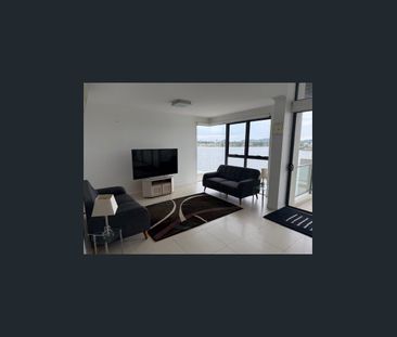 STUNNING 3x Bedroom Apartment Fully Furnished Top Floor with full lake views $1300pw+water - Photo 1