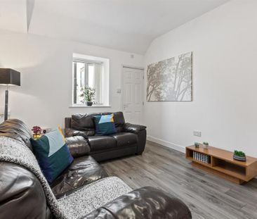 3 bedroom flat to rent - Photo 2