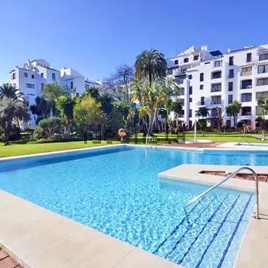 Alquiler de piso en Avenida José Banús - Photo 1