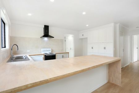 CHARMING RENOVATED 3 BEDROOM HOME WITH STUDY/4TH BEDROOM - Photo 4