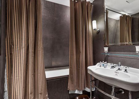 This beautifully arranged duplex apartment is set across the fourth and fifth floors of a prestigious building on Cadogan Square. - Photo 2