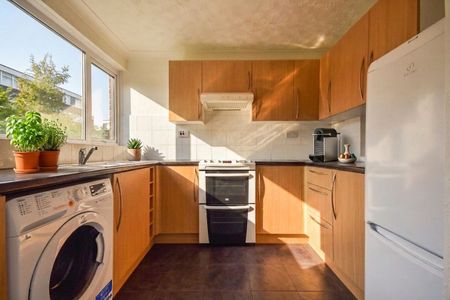 Park Court, CM20, Harlow - Photo 3