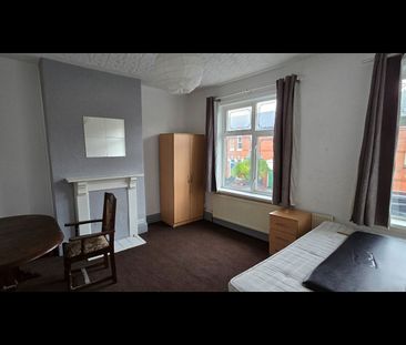 5 Bed Terraced House, Station Road, B14 - Photo 2