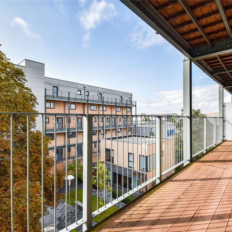 A beautiful 1 bedroom apartment located at this exclusive development only a short walk to the Railway Station and Cambridge Leisure Centre. GCH. Secure allocated parking. Phone entry system. Communal gardens. Unfurnished. - Photo 1