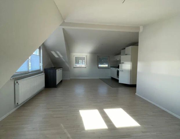 Sanierte 3-Zimmer-Dachgeschosswohnung mit Gartennutzung und Garage mit Stellplatz davor - Photo 1