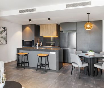 Luxury Living - Highly sought after furnished Apartment on the Gold... - Photo 5