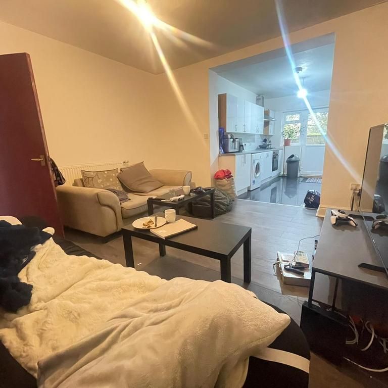 5 bedroom semi-detached house to rent - Photo 1