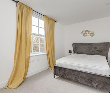 2 bedroom flat in London - Photo 1