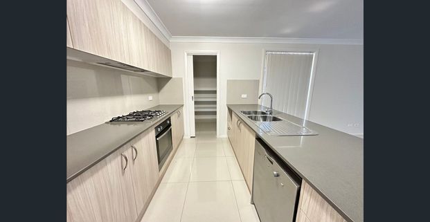 Modern Nearly New 4 BEDROOM HOME! - Photo 1