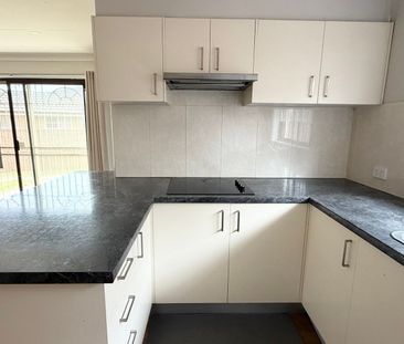 Comfort, Space & Convenience - Perfect Family Home in St Johns Park! - Photo 5