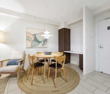 Modern furnished Mooloolaba Apartment with Panoramic Hinterland Views - Photo 3