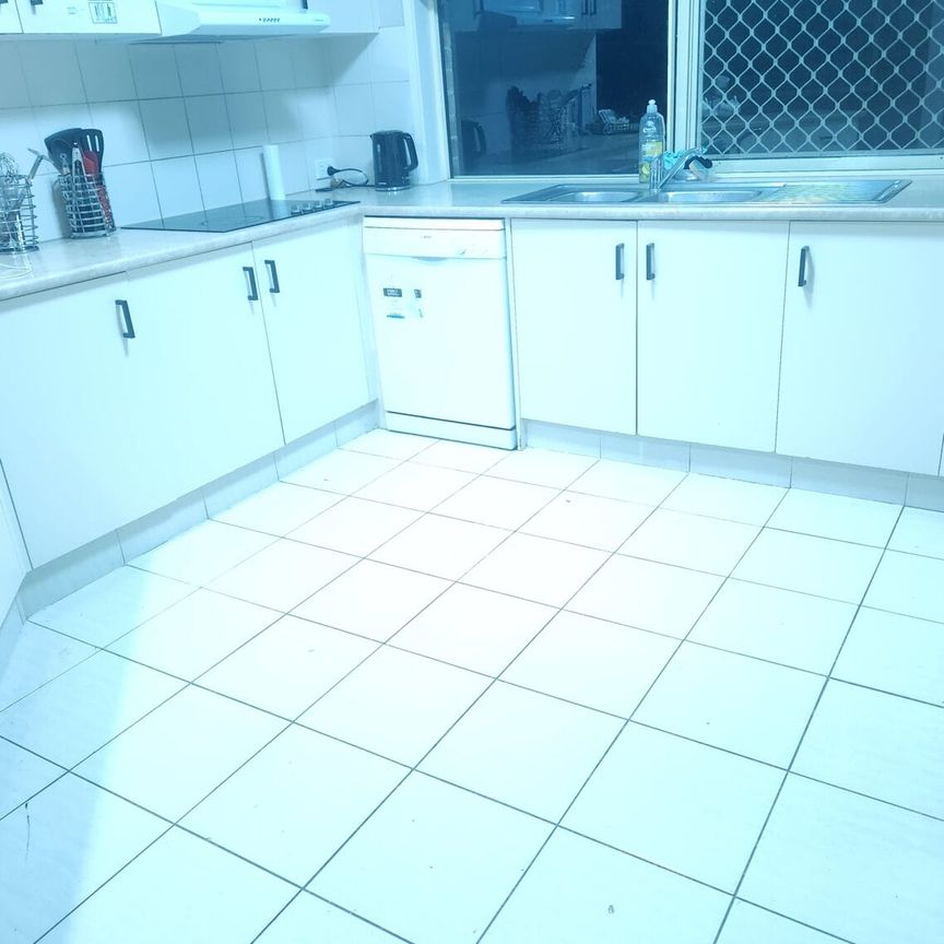 Master Bedroom to Rent - Photo 1