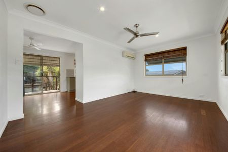 SPACIOUS FAMILY HOME WITH LARGE RUMPUS ROOM DOWNSTAIRS - Photo 3