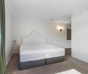 Superb Living - Unbeatable Location - Photo 3