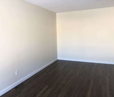 Small Pet Friendly, 2 Bedroom Duplex - Photo 5