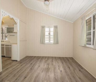 Quiet Two Bedroom with Yard Near the CBD - Photo 2