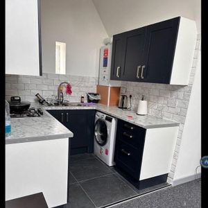 1 bedroom in a flat share to rent - Photo 2