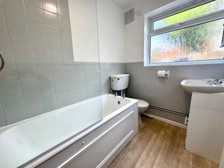2 bedroom ground floor flat to rent - Photo 3