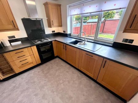 3 bedroom semi-detached house to rent - Photo 3