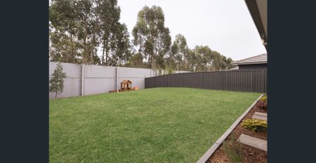 Elegant Family Living in a Tranquil Suburb - Photo 4