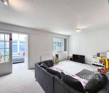 Woburn Avenue, Farnborough, GU14 - Photo 1