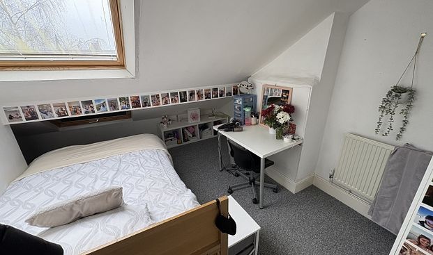 4-Bedroom Student/Sharer House on Ecclesall Road - Photo 1