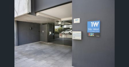 Furnished Modern Secure Apartment - Photo 3