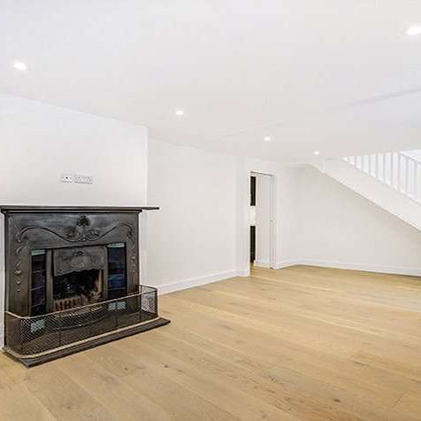 This hidden gem is accessed through a leafy garden and offers lovely cottage style accommodation on two floors. It is presented in excellent condition throughout, with wood floors in the rec - Photo 1