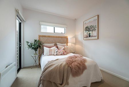 Stylish Townhouse with City Views & Private Music Studio in Prime Brunswick East - Photo 3