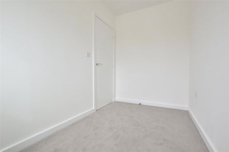 Rowan Way, Huntsgrove, Gloucester, GL2 - Photo 3